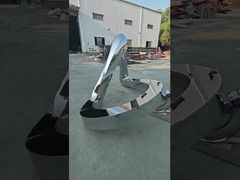 Tác phẩm điêu khắc bằng thép không gỉ được sắp xếp hợp lý trừu tượng này sử dụng phương pháp đánh bóng gương cấp cao nhất